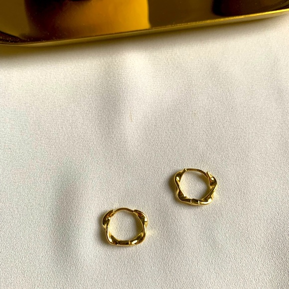 [🍍2 for $22] Simple Mini Gold Hoops - Wavy - Picture 2 of 6